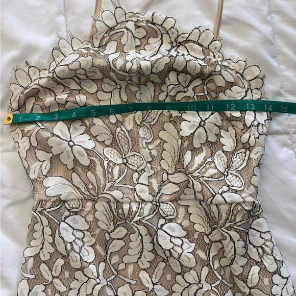 Aakaa Women’s Elegant Floral Lace Tan and Cream  Backless Dress size Small - Picture 11 of 15